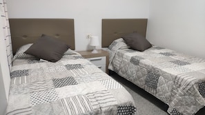 2 chambres, fer et planche à repasser, accès Internet, draps fournis