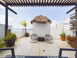 Apartamento, 2 quartos, varanda, vista para a cidade | Terraço/pátio