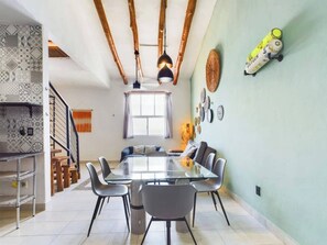 Apartemen, 2 kamar tidur, patio, pemandangan kota | Ruang makan