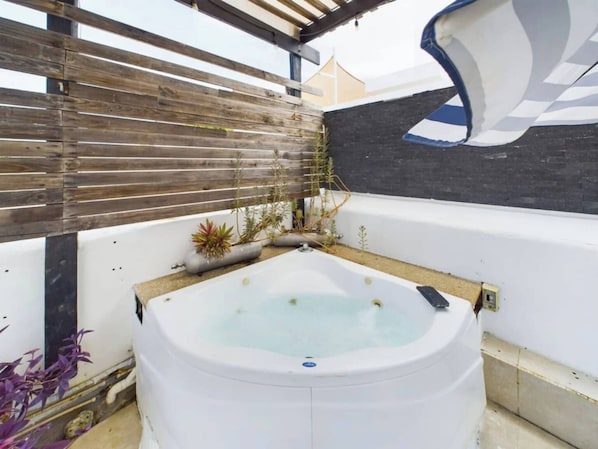 Căn hộ, 2 phòng ngủ, phù hợp cho người khuyết tật, sân hiên | Bồn tắm spa ngoài trời