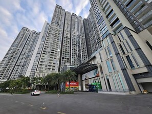 View from property - Vinhome Sky Lake-Sunhometel (Hanoi)