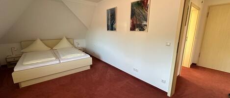 1 bedroom, desk, travel cot, WiFi