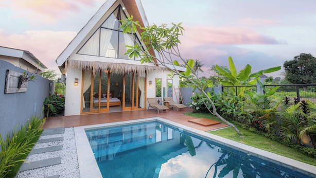 A modern house with a pool, large windows, and a tropical garden. - Villa Norte (Ngaglik)