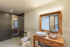 Shower, free toiletries, towels, toilet paper