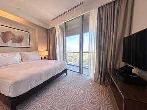 Departamento Premium, balcón, vista a la ciudad | Ropa de cama de alta calidad y camas con pillow-top 