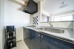 Full-sized fridge, microwave, stovetop, electric kettle