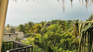 Kamar Double Deluks, balkon, pemandangan bukit | Halaman properti