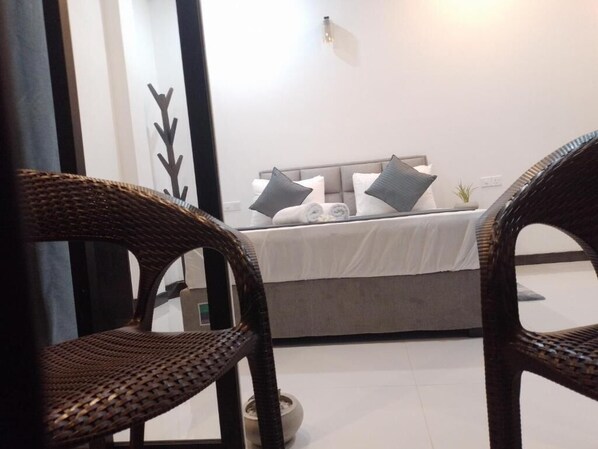A bedroom with a bed, pillows, and a small potted plant. - COCO house (Galle)