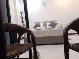 Quarto casal luxo, sacada, vista para a colina | Parte interna