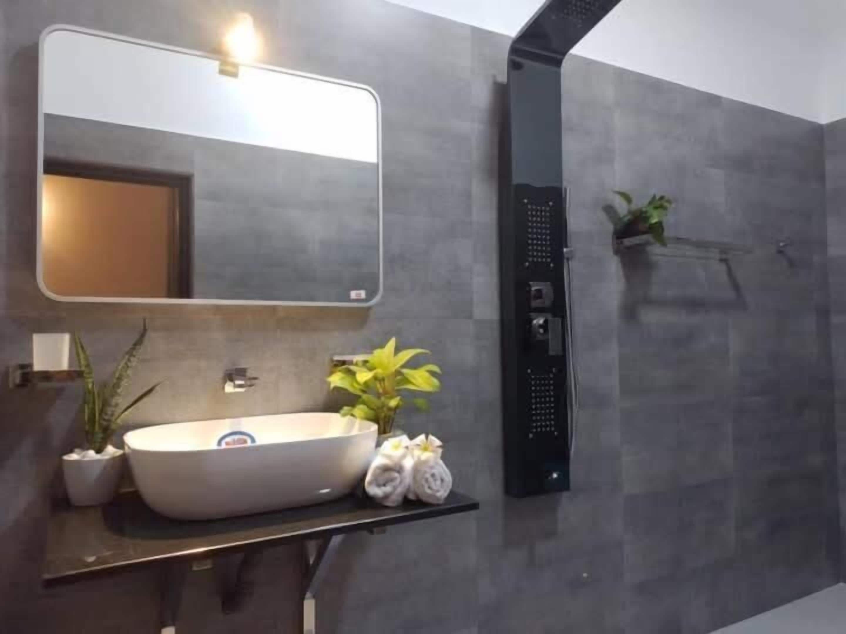 Deluxe Double Room, Balcony, Hill View | Bathroom | Slippers