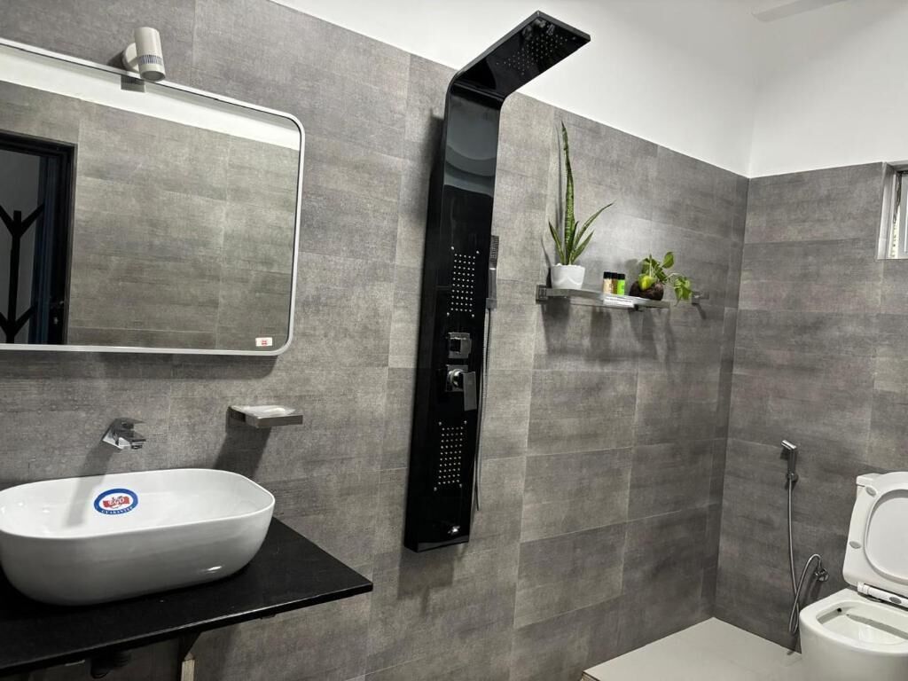 Deluxe Triple Room, Balcony, Hill View | Bathroom