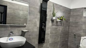 Deluxe Triple Room, Balcony, Hill View | Bathroom