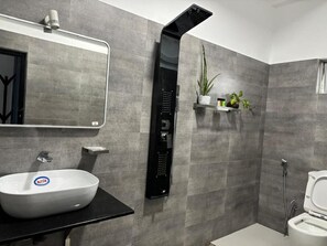 ห้องดีลักซ์ทริปเปิล, ระเบียง, วิวภูเขา | ห้องน้ำ