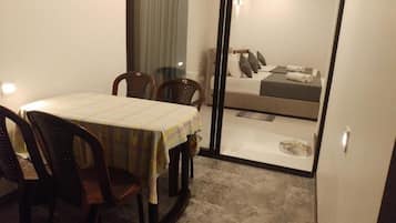 Deluxe-Zimmer, Balkon, Gartenblick | Bügeleisen/Bügelbrett, kostenloses WLAN