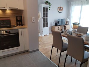 Mikrobølgeovn, ovn, kokeplater og oppvaskmaskin