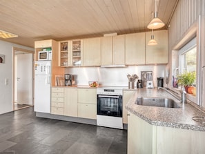 Fridge, microwave, dishwasher, cookware/dishes/utensils