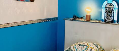 1 chambre, coffre-fort, fer et planche à repasser