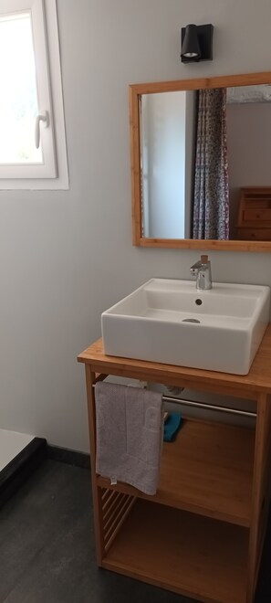 Douche, séchoir à cheveux, serviettes fournies, savon