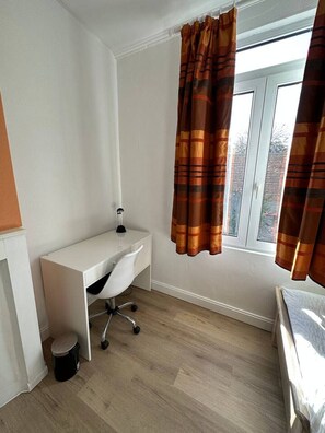 3 bedrooms, desk, iron/ironing board, free WiFi