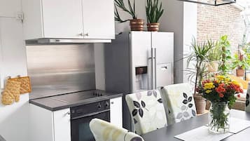 Een koelkast, een magnetron, een oven, een kookplaat