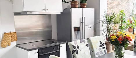 Réfrigérateur, micro-ondes, four, plaque de cuisson