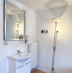 Hair dryer, towels