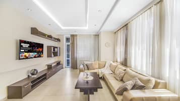 Departamento exclusivo, 3 habitaciones, para no fumadores, balcón | Área de sala de estar | Televisión