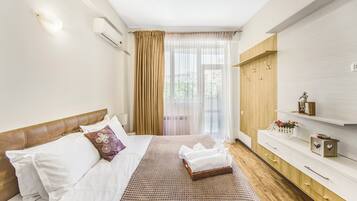 Exclusive Apartment, 3 Bedrooms, Non Smoking, Balcony | 3 bedrooms, iron/ironing board, free WiFi