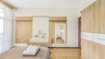 Exclusive Apartment, 3 Bedrooms, Non Smoking, Balcony | 3 bedrooms, iron/ironing board, free WiFi