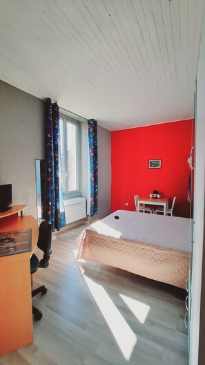 1 chambre, fer et planche à repasser, draps fournis