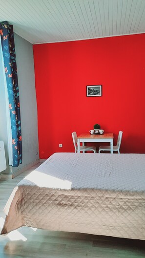 1 chambre, fer et planche à repasser, literie fournie