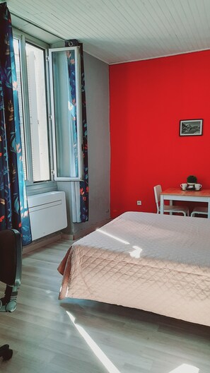 1 soverom, strykejern/-brett og sengetøy