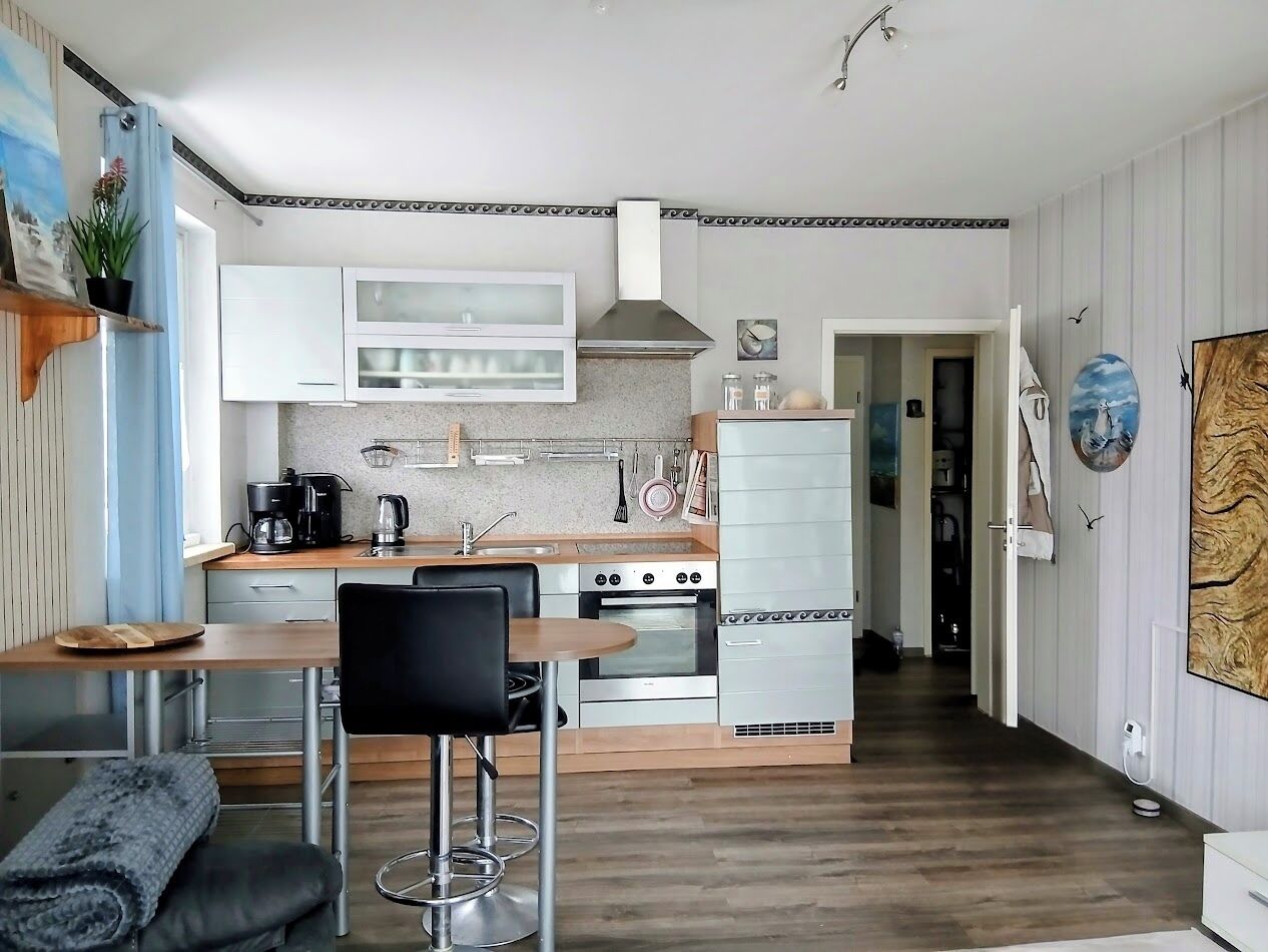 Een koelkast, een oven, een kookplaat, een koffiezetapparaat/waterkoker