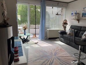 Tv, ett bordtennisbord och en stereo