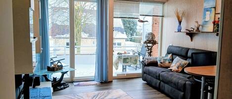 Fernseher, Tischtennisplatte, Stereoanlage