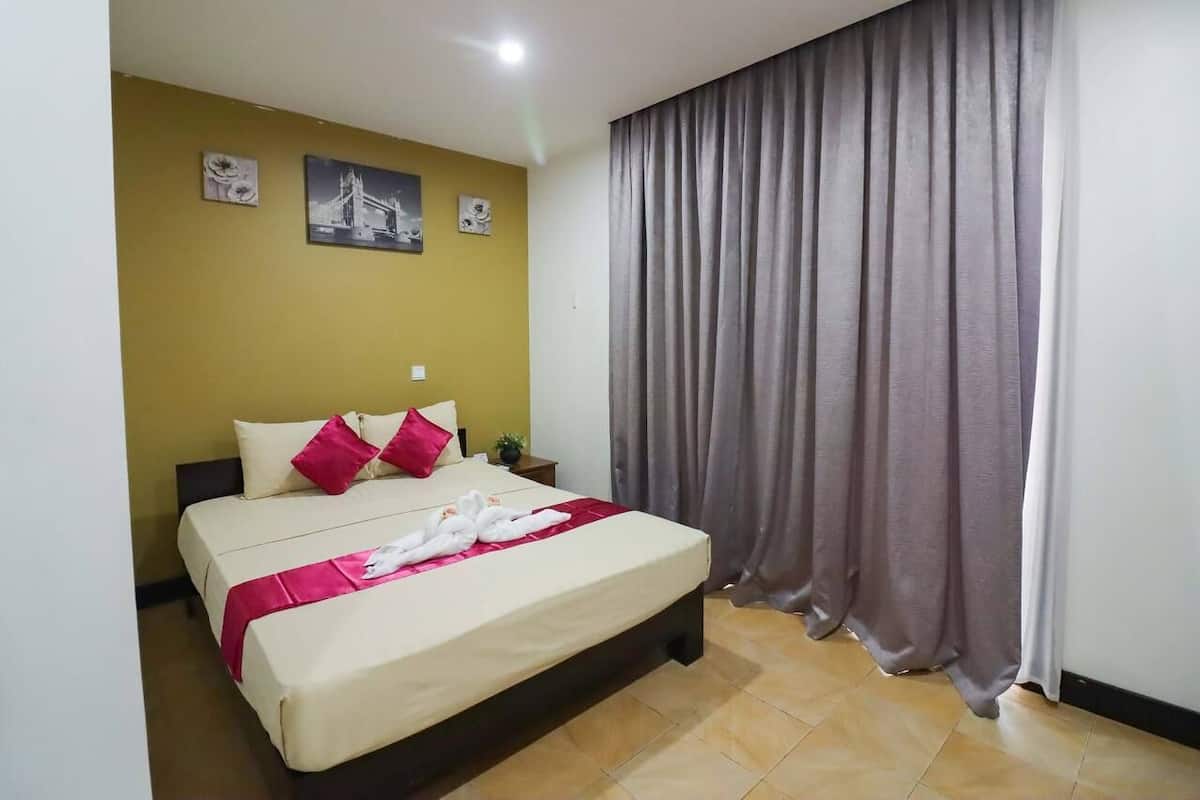 Double Room | In-room safe, desk, free WiFi, bed sheets