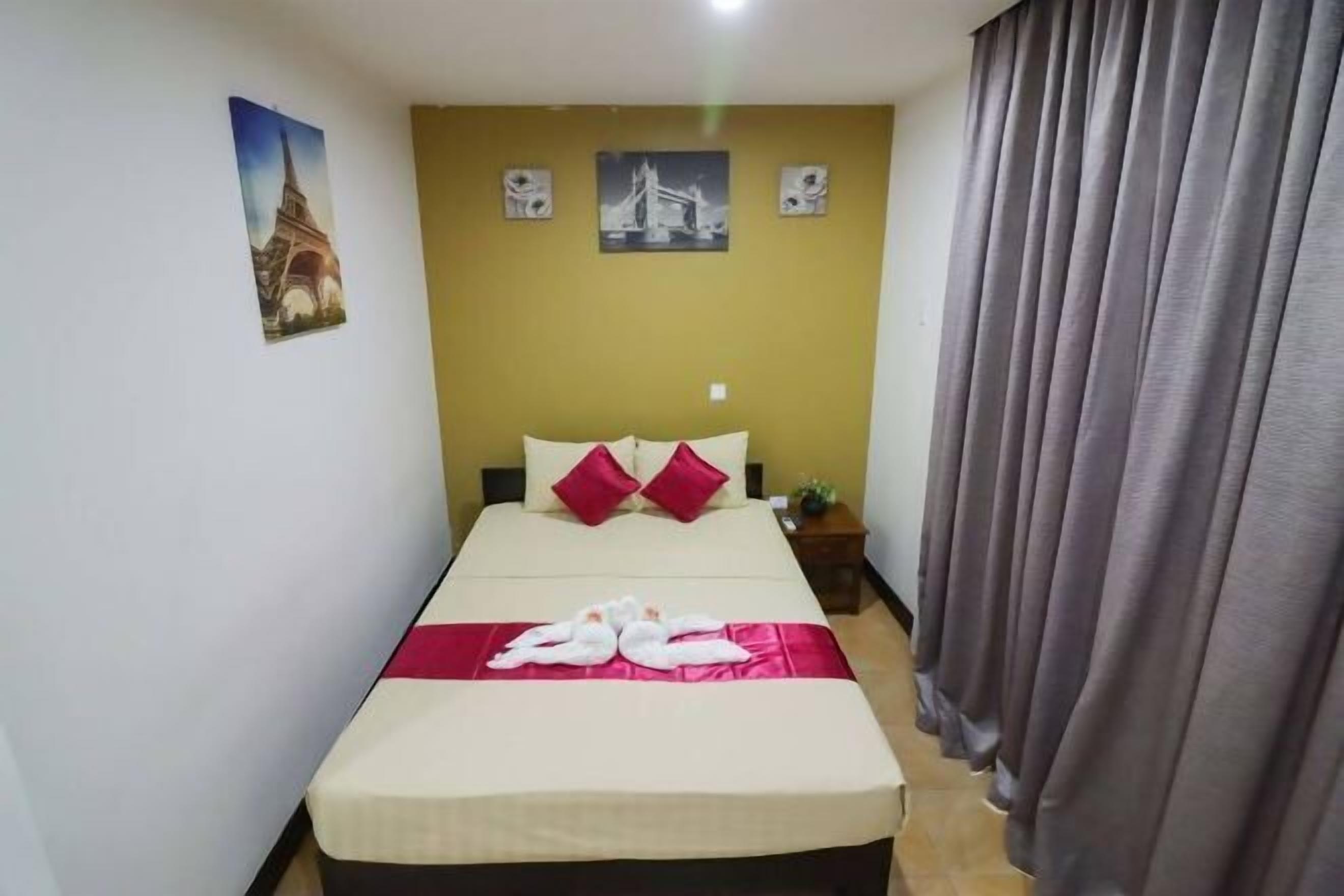 客房内保险箱、办公桌、免费 WiFi、床单