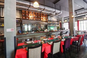 Bar (on property) - Chak Tomouk Mongkul Hotel (Phnom Penh)