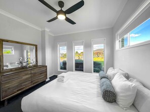 5 bedrooms, iron/ironing board, Internet, bed sheets