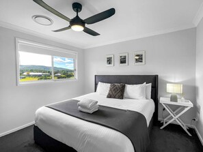 5 bedrooms, iron/ironing board, internet, bed sheets