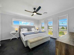 5 عدّة غرف نوم ومكواة/لوح ك�ي وخدمة الإنترنت وملاءات أسرّة