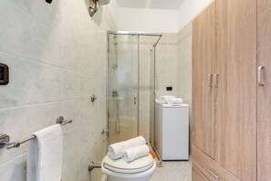 Perhehuoneisto, useita makuuhuoneita (Riva Blu Great Villa Pool And Sea) | Kylpyhuone | Suihku, bidee, pyyhkeet, saippua