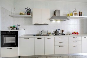 Kjøleskap, ovn, kokeplater og kaffetrakter/tekoker