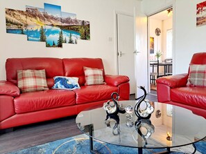 Living room - Cozy 2BR Home Pets Welcome Free Parking & Wifi (Leeds)