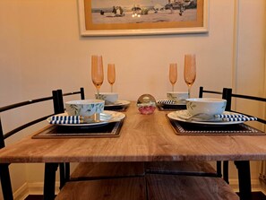 Dining - Cozy 2BR Home Pets Welcome Free Parking & Wifi (Leeds)