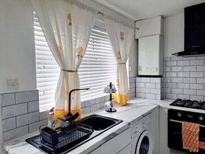 House, 2 Bedrooms, Garden View | Private kitchen - Cozy 2BR Home Pets Welcome Free Parking & Wifi (Leeds)