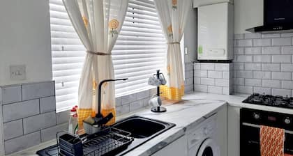 Cozy 2BR Home Pets Welcome Free Parking & Wifi