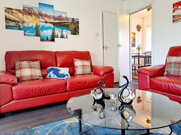 Living room - Cozy 2BR Home Pets Welcome Free Parking & Wifi (Leeds)