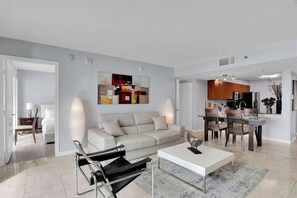 TV - Beautiful Apt -Ocean View -Pool & Gym (Miami)