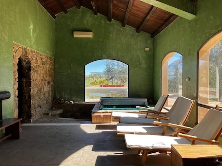 Hot stone massages, deep-tissue massages, prenatal massages. Le Case di Cardellino - AgriSpa